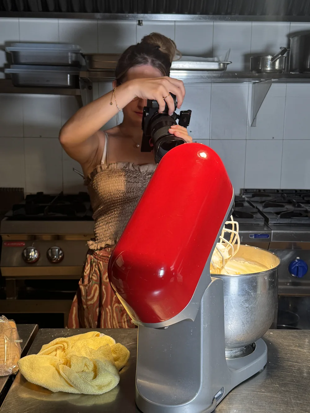 Elena Gandía grabando contenido en la cocina de un restaurante de Dénia