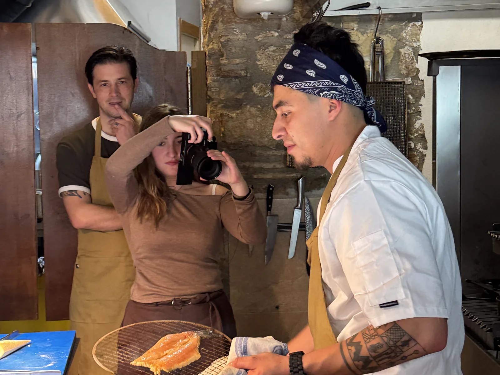 Vendit Media grabando el servicio real en la cocina de un restaurante de Denia